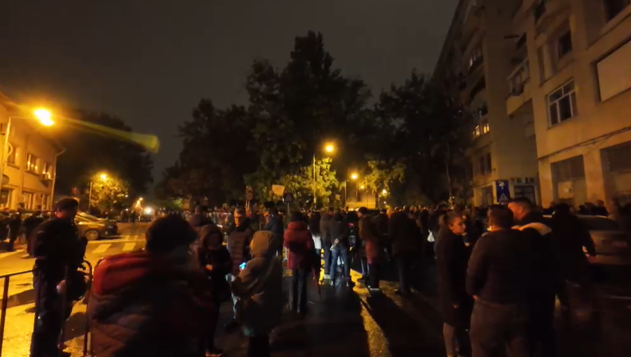 Susținătorii lui Georgescu s-au adunat la Arestul Central după prelungirea arestului preventiv