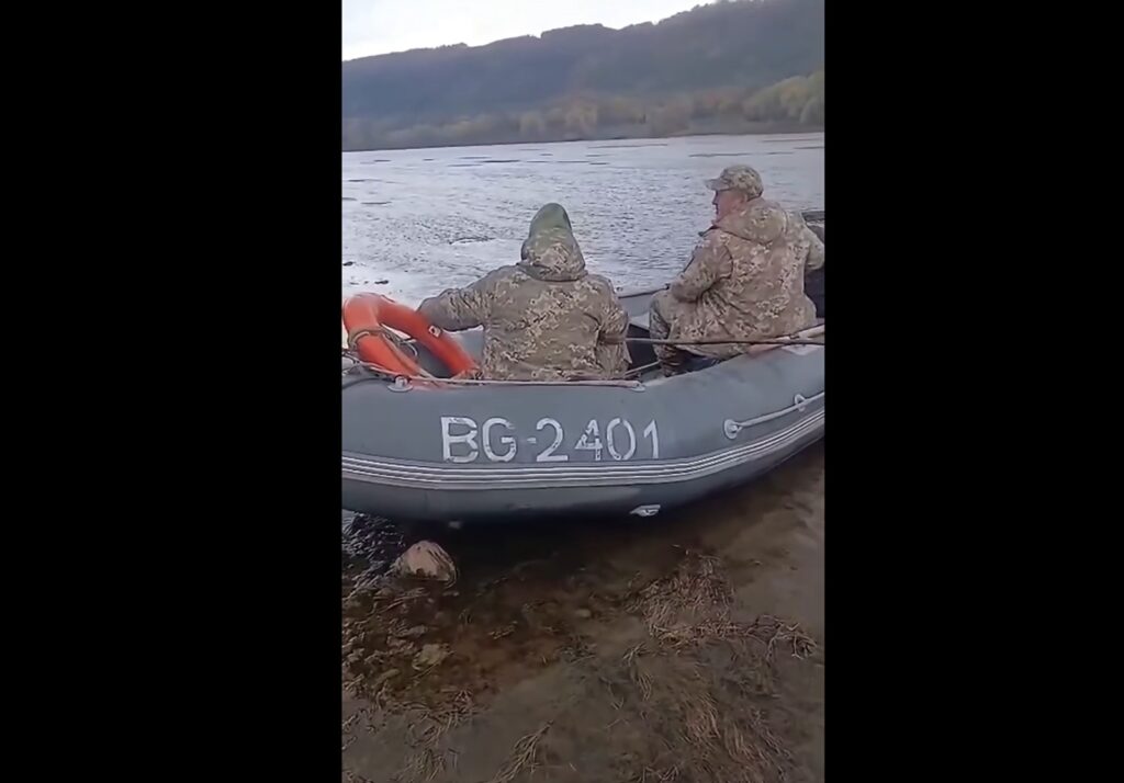 Un ucrainean care încerca să traverseze înot Nistrul, lovit cu vâslele de grăniceri. Doi agenți, reținuți în Republica Moldova