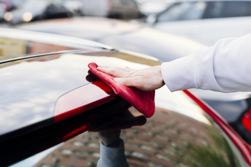 Pungă de plastic pe ștergătorul din spate? Trucul spălătoriilor auto care previne o reparație de mii de lei
