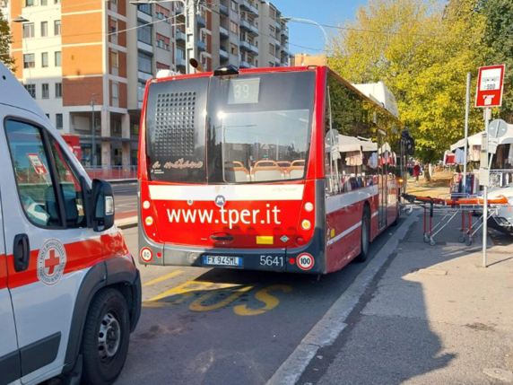 Copil născut în autobuz în Italia / Șoferița și pasagerele au ajutat-o pe mamă să nască