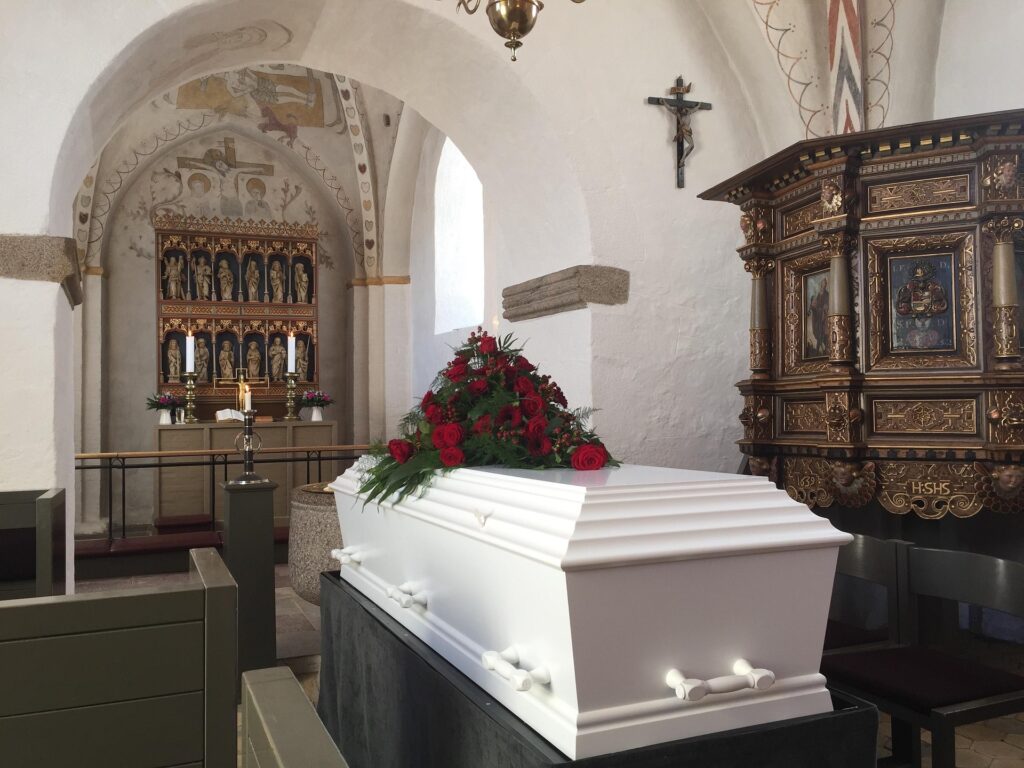 Caz halucinant: Angajatul unei firme de pompe funebre a furat inelul din mâna unui preot decedat și l-a vândut pentru a-și finanța dependența de droguri