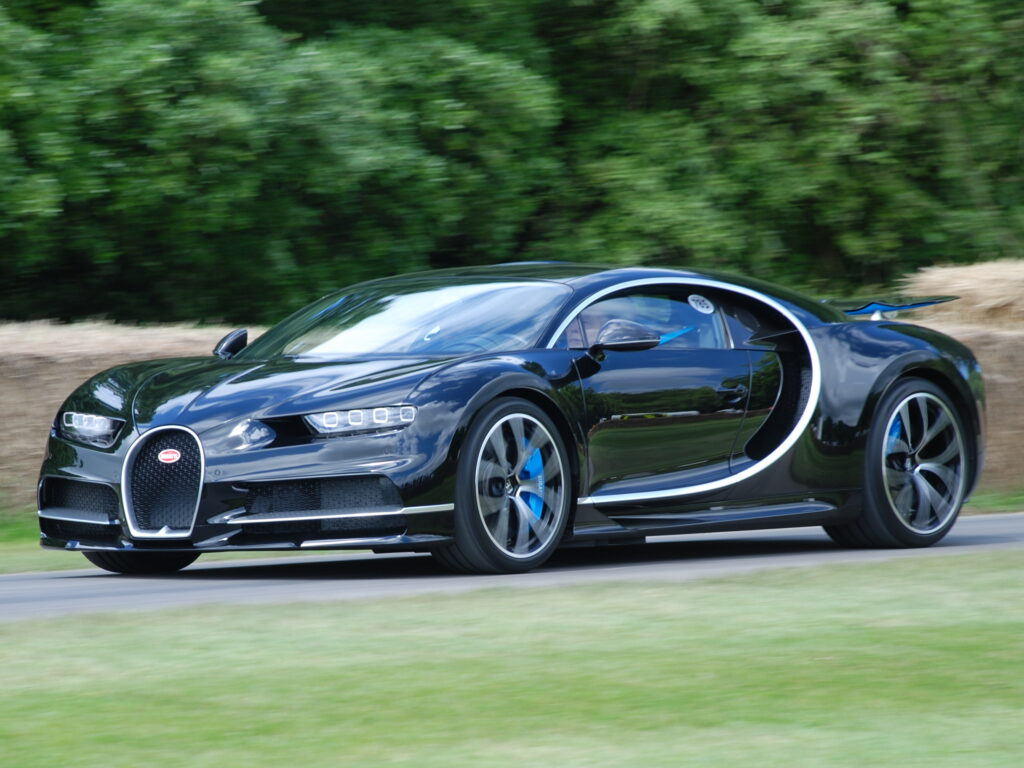 A mers să ceară un loc de muncă la Bugatti și a plecat cu un Chiron de 3 milioane de euro. Șeful companiei l-a urmărit cu un Porsche