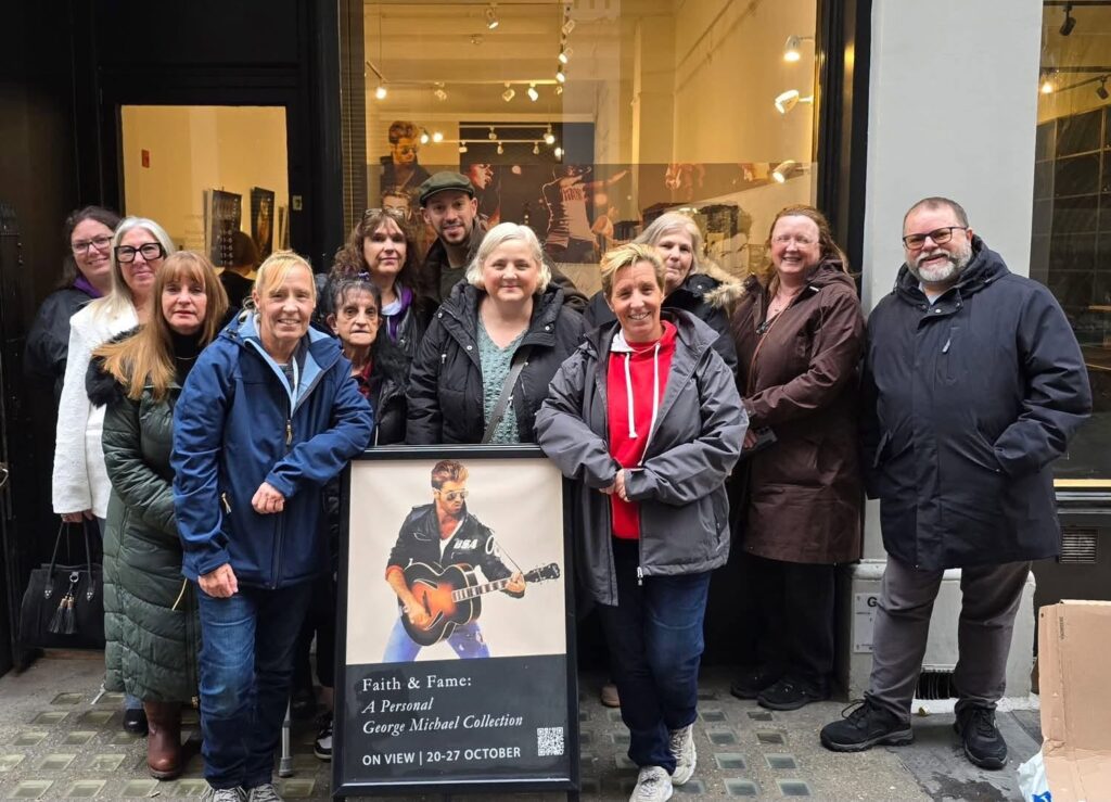 Scandal în familia fostei asistente a lui George Michael / Chitara din videoclipul „Faith”, scoasă la licitație pentru până la 120.000 de lire