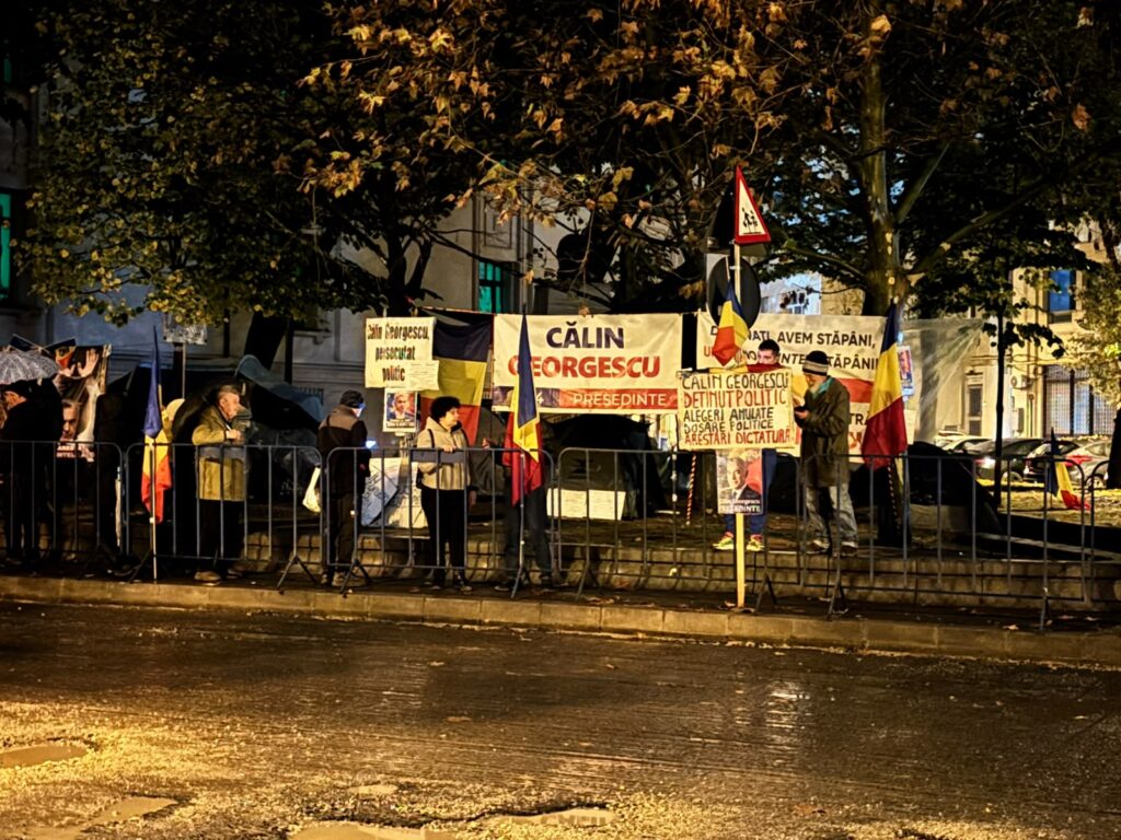 „Dosar fabricat, Călin nevinovat”: 30 de manifestanți scandează la Arestul Central
