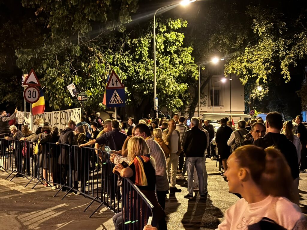 În jur de 200 de susținători la mitingul pro-Georgescu de la Arestul Central. Lozincile au rămas „cum s-au stabilit”