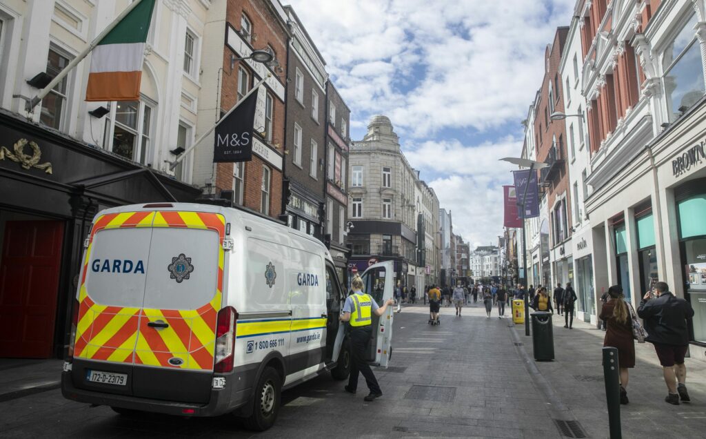 Irlanda a expulzat 24 de români condamnați pentru infracțiuni grave. Cât a costat operațiunea
