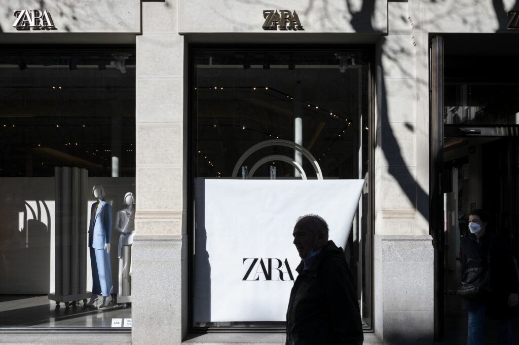Zara retrage de la vânzare un costum de Halloween care seamănă cu uniforma din lagărele de concentrare