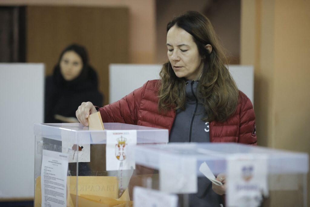 Alegeri parlamentare în Serbia. Cozi imense pentru exprimarea votului. Vucic a așteptat o oră și jumătate pentru a vota