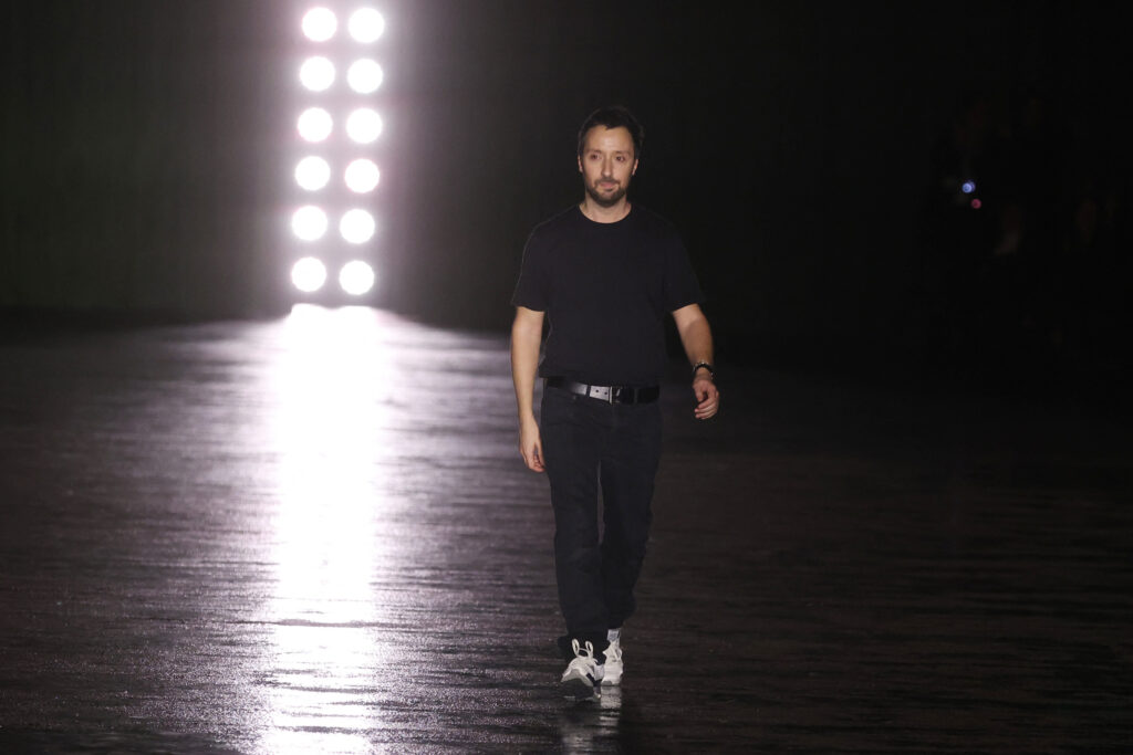 Anthony Vaccarello pleacă de la Saint Laurent după 10 ani. Kering pregătește o nouă eră pentru casa de modă