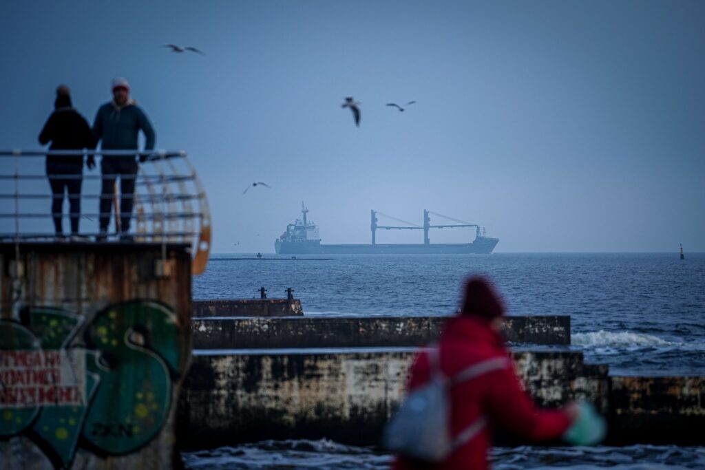 Rusia afirmă că a lovit o navă de mărfuri, destinată Ucrainei, în Marea Neagră. Trei persoane au murit în urma unor atacuri în Belgorod