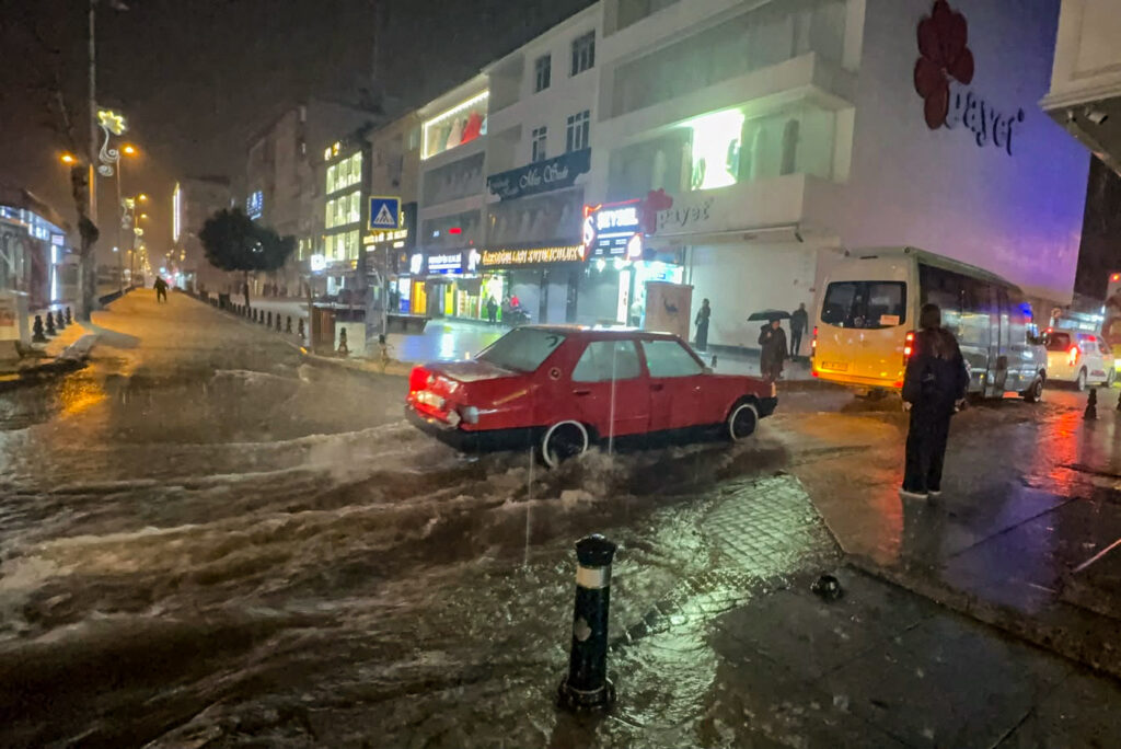 Inundații devastatoare în Istanbul: record de precipitații