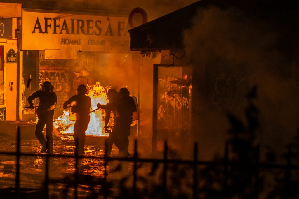 A construit o afacere timp de zece ani, dar și-a văzut magazinul devastat în câteva ore. Mărturia unui comerciant după revoltele din Paris