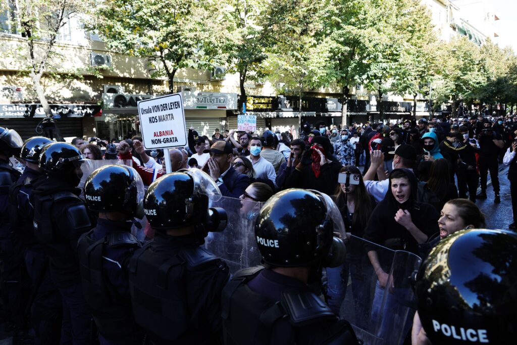 Tensiuni în Albania. Protestatarii au dat foc unor perne în fața sediului premierului Edi Rama. Poliția a mobilizat tunuri cu apă