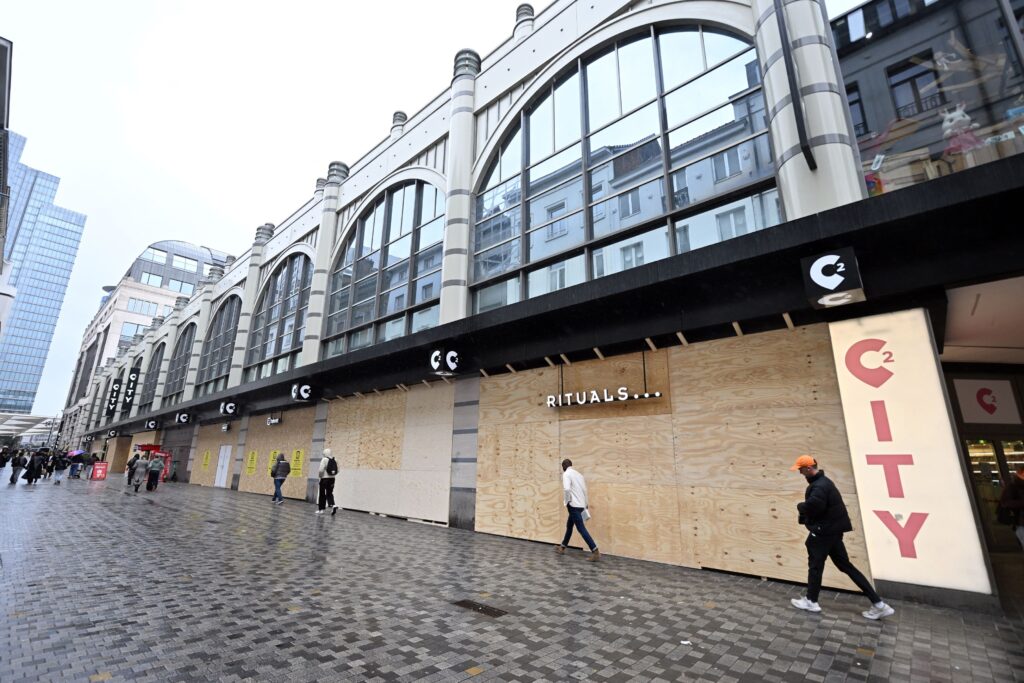 Magazinele din Bruxelles, baricadate de teama unor noi jafuri. Brandurile de lux și-au acoperit vitrinele