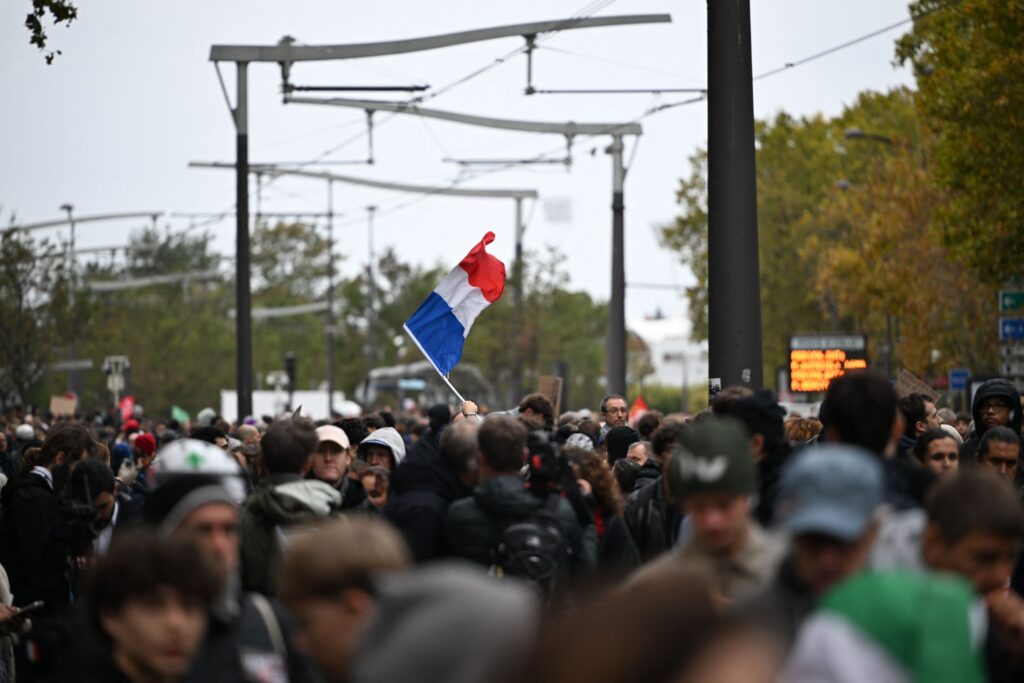 Proteste masive în Franța. Ciocniri între poliție și protestatari. Forțele de ordine au folosit gaze lacrimogene și tunuri cu apă la Paris