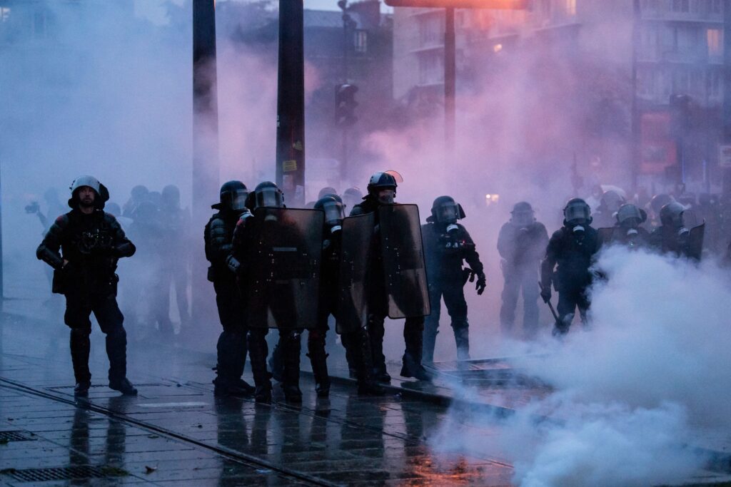 Aproape 1.000 de arestări în Franța, după confruntările dintre protestatari și poliție. 70.000 de membri ai forțelor de ordine, mobilizați