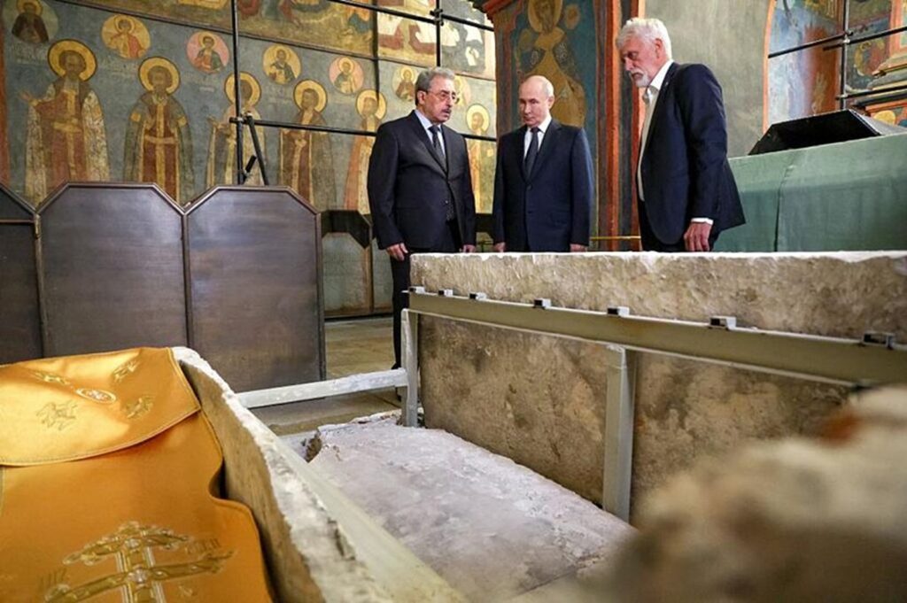 Moaștele la care s-a rugat Putin, trimise pe front, ar fi fost pierdute de ruși. Biserica Ortodoxă rusă neagă