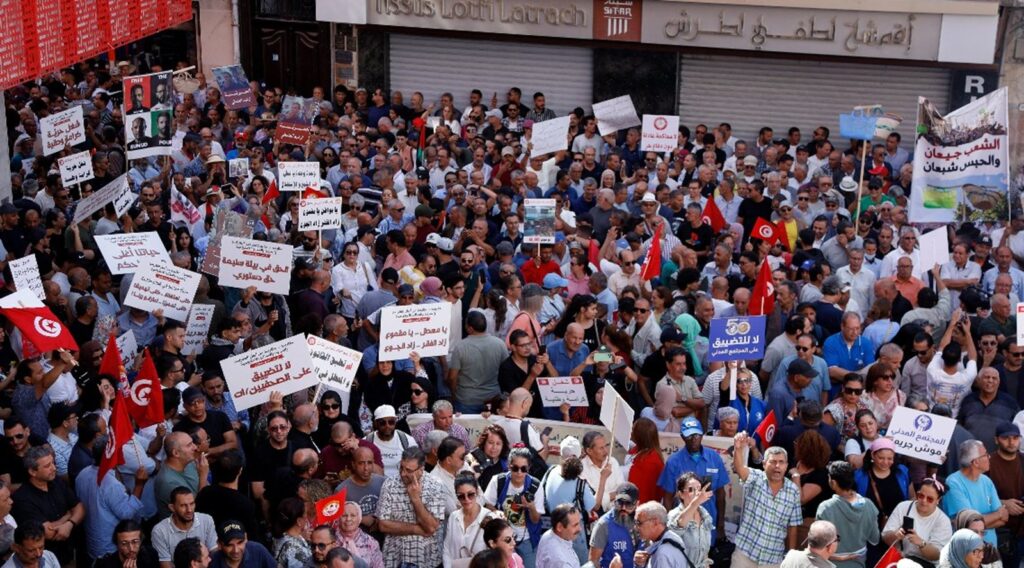 Valul de proteste se extinde pe glob. Tunisia, scena celei mai mari manifestații împotriva președintelui din ultimii ani