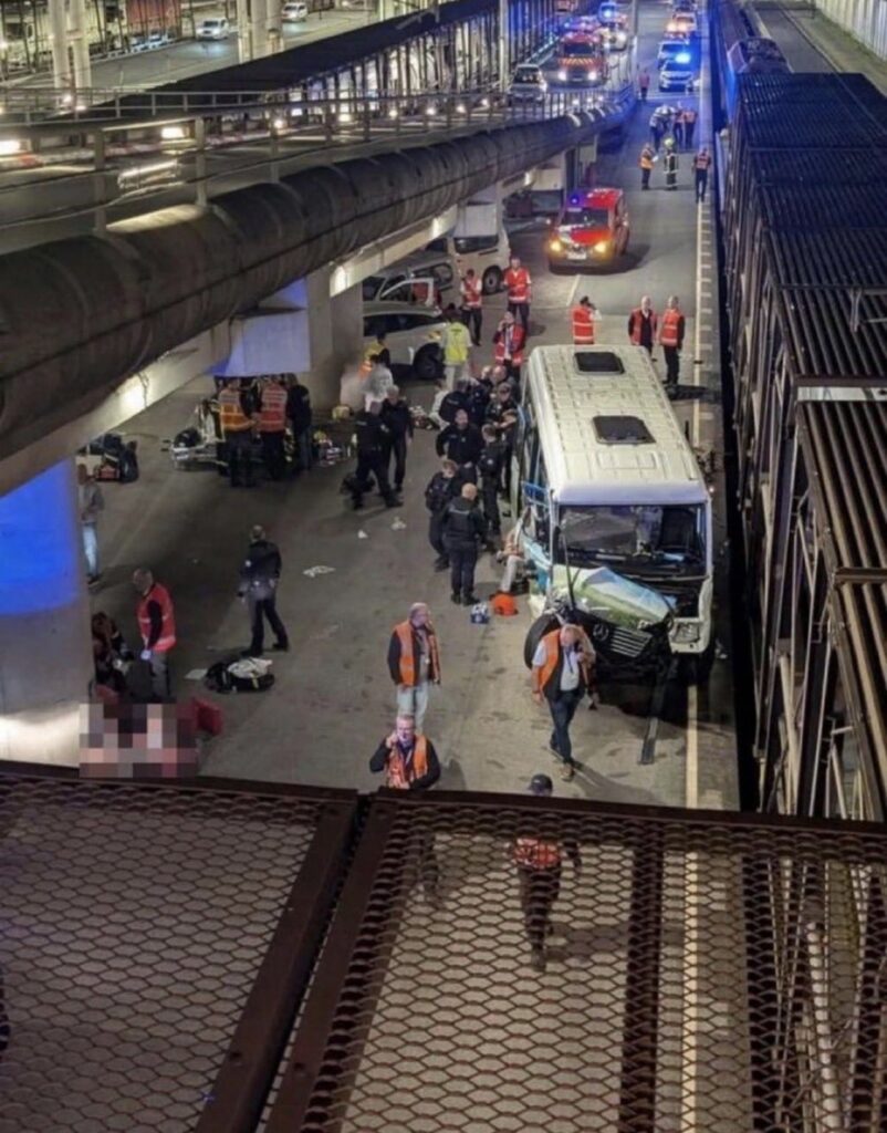 Un autobuz s-a ciocnit cu un tren în Tunelul Canalului Mânecii. 19 persoane au fost rănite