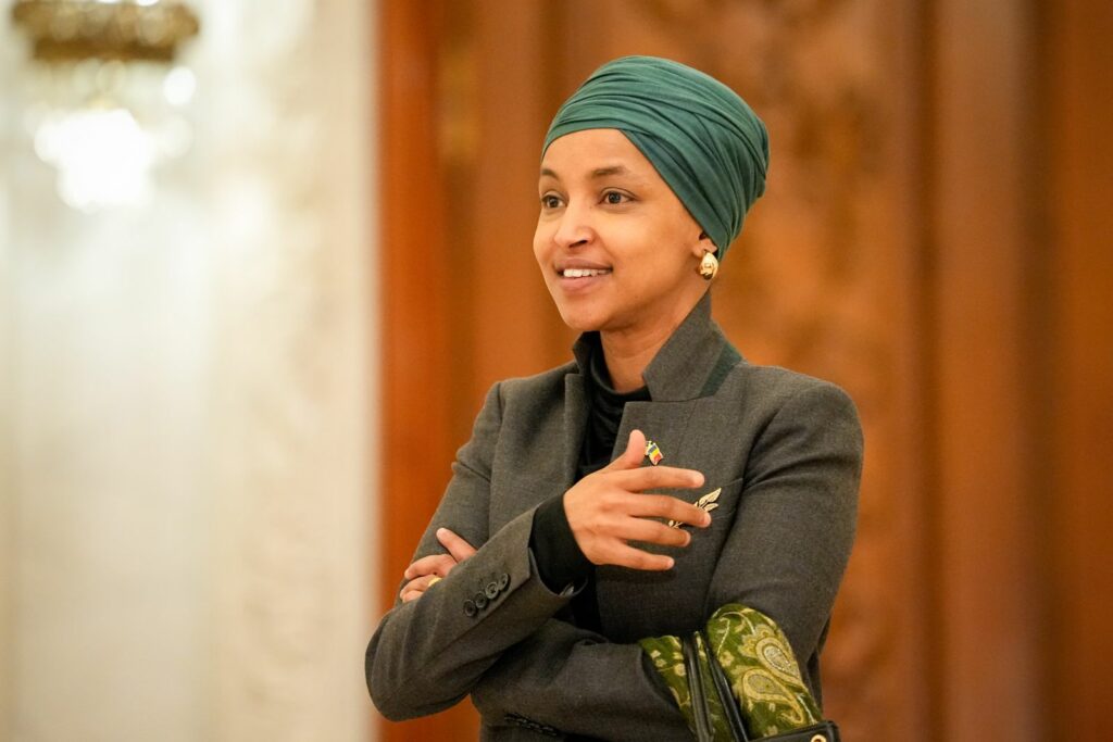 Percheziție la locuința uneia dintre cele mai cunoscute adversare ale lui Trump. Ilhan Omar: „Nu voi fi redusă la tăcere”