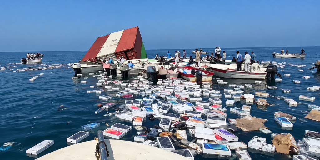 Captură neobișnuită în Strâmtoarea Ormuz: Iranienii pescuiesc iPhone-uri și parfumuri de lux