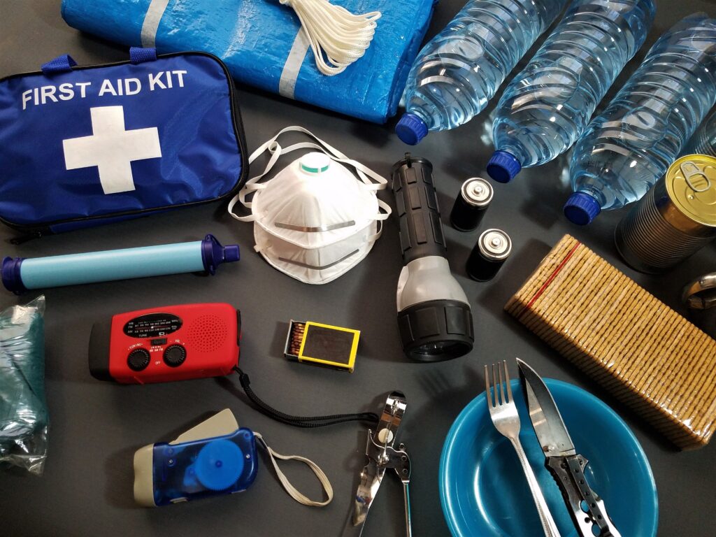 Britanicii, 72 de ore. Germanii, 10 zile. Olandezii, 70 de euro cash de adult. Guvernele le cer oamenilor să aibă acasă un kit de urgență