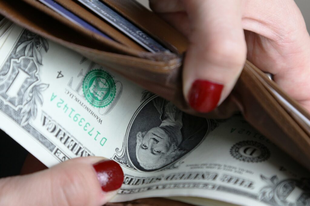 Situația financiară și încrederea în știință, o legătură neașteptată. Ce arată un sondaj global