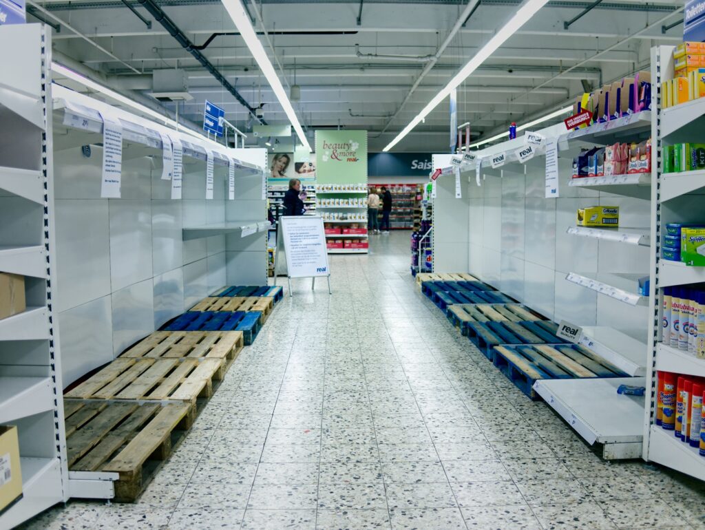 Supermarketuri luate cu asalt într-o regiune din Italia, plină de români: Făina, laptele și ouăle dispar de pe rafturi