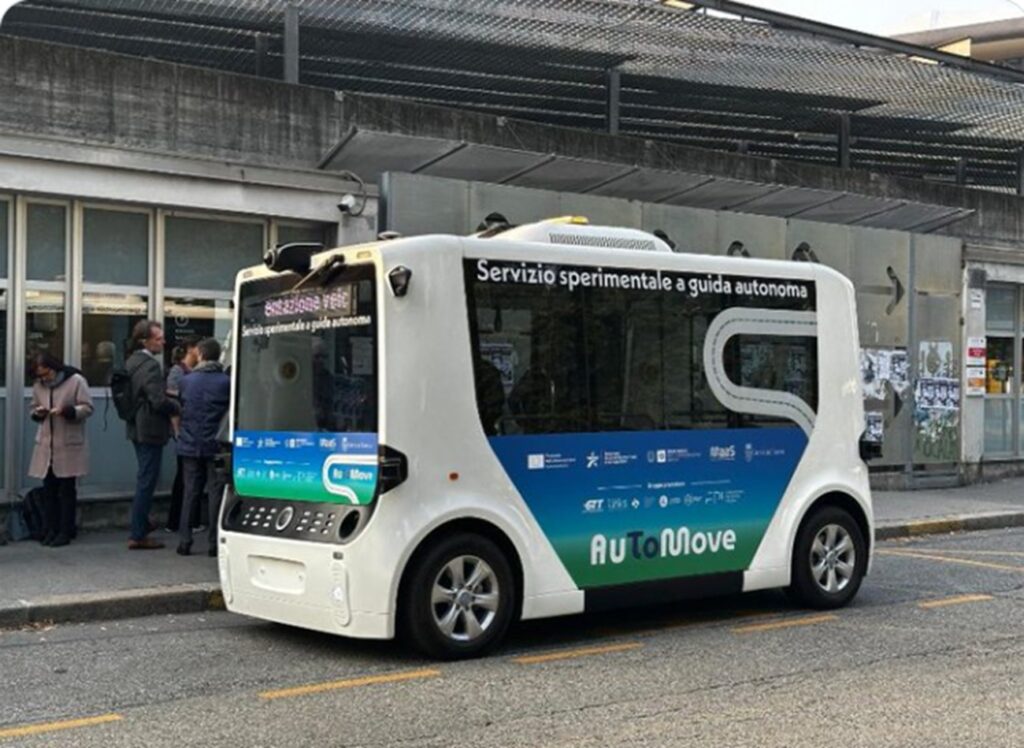 Italia a testat primul autobuz care se conduce singur. Ce s-a întâmplat după 1.280 de kilometri prin oraș