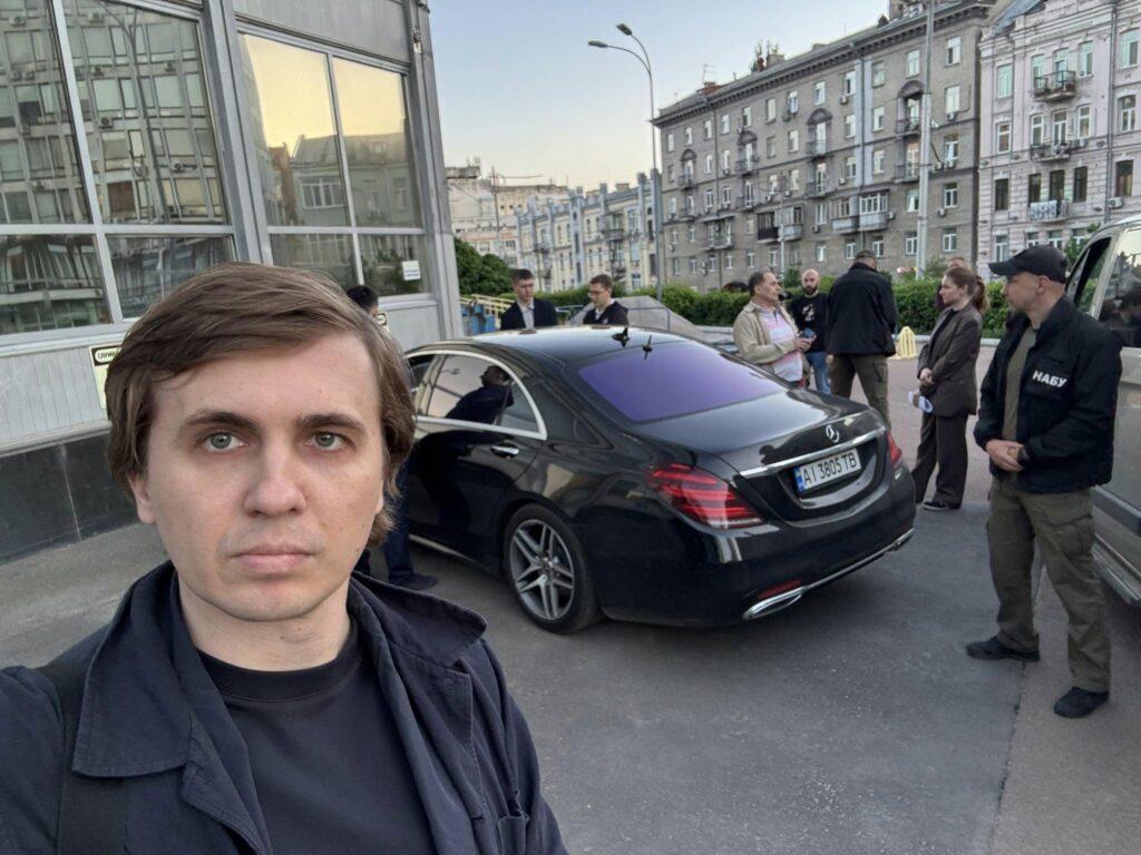 „S-a așezat cu genunchiul pe gâtul meu” | Jurnalistul ucrainean de investigații Mihailo Tkaci, despre orele de detenție în Austria | „Ne-au tratat ca pe niște teroriști”
