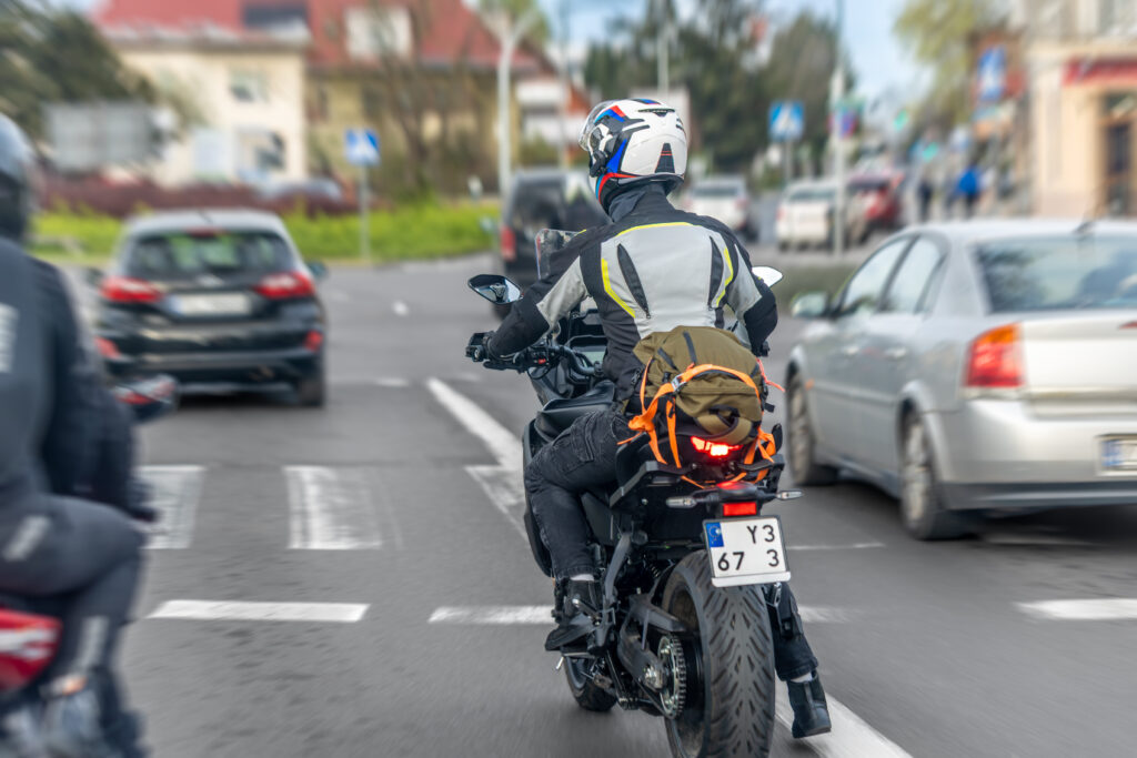 Motocicliștii vor putea trece printre mașini la semafor. Legea, adoptată de Camera Deputaților