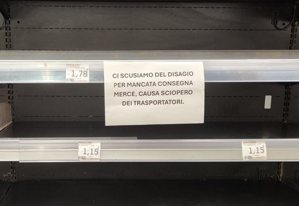 Napoli, în situație critică după protestele transportatorilor. Rafturi goale, benzinării fără carburant și ambulanțe care riscă să rămână fără combustibil
