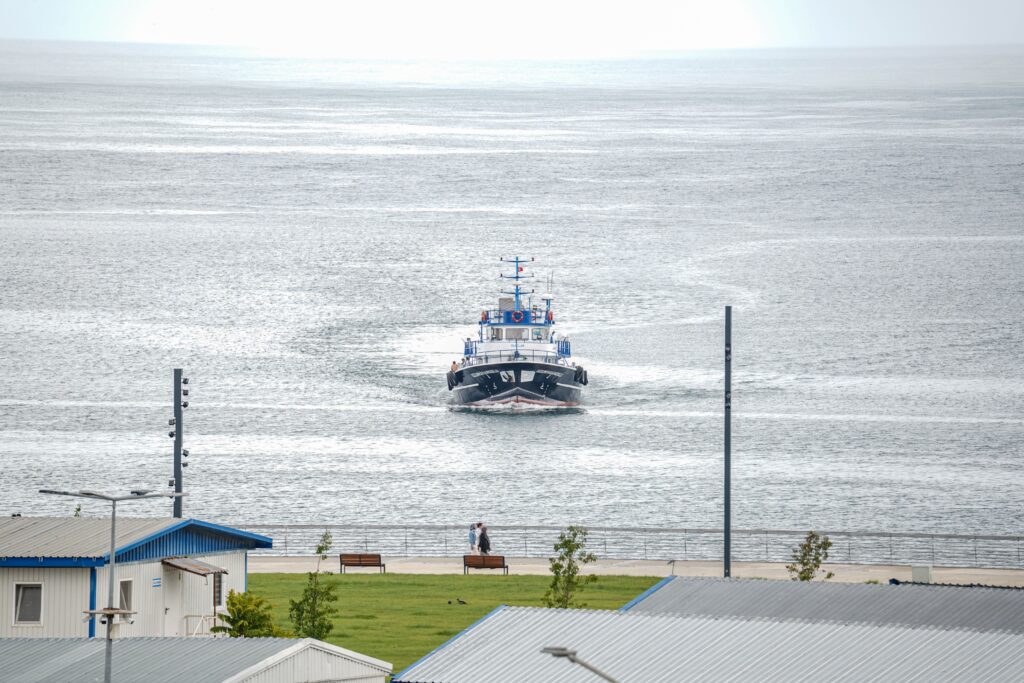 Navă lovită de drone în Marea Neagră, la 13 mile de Constanța. Salvatorii, trimiși după marinari
