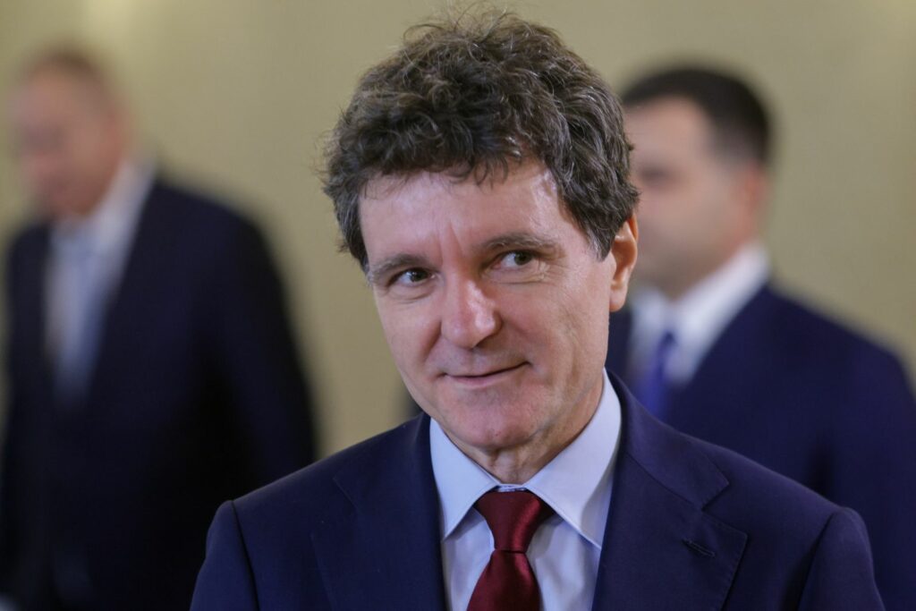 Nicușor Dan câștigă la CCR. Legea care introducea comuna Cociuba Mare pe listele zonelor turistice, respinsă