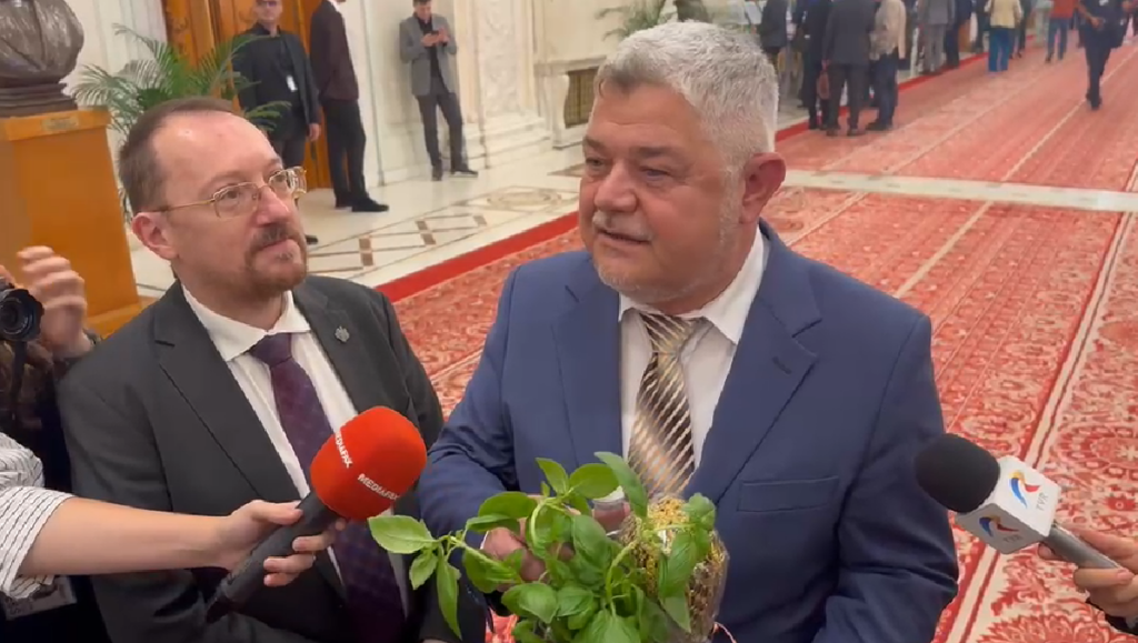 Un senator a venit în Parlament cu agheasmă, busuioc și tămâie pentru Luca Niculescu: „Să alunge duhurile useriste și bolojeniste”