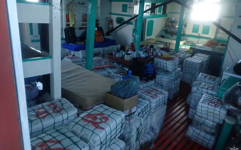 Peste 8,6 tone de droguri, confiscate de Marina franceză. Ce au descoperit militarii pe un vas de pescuit