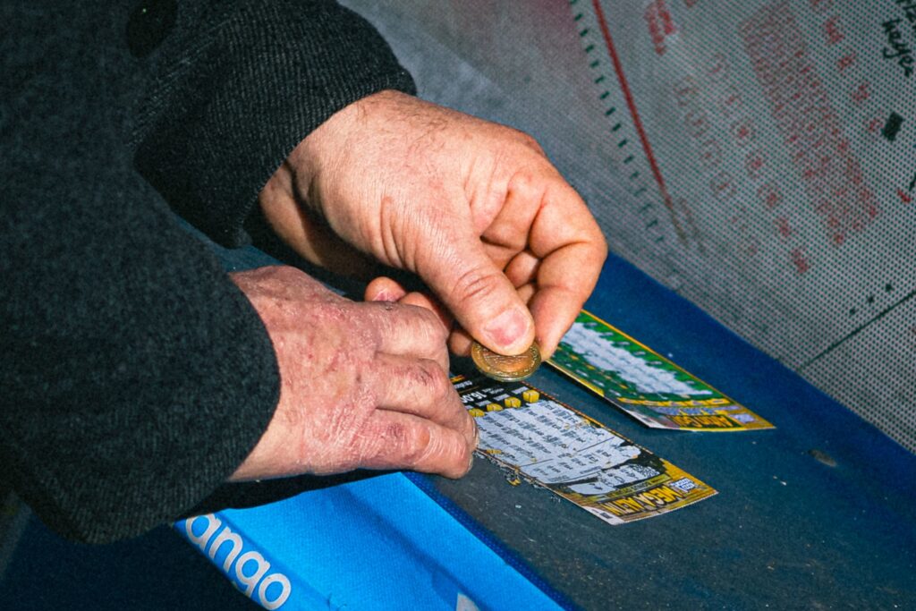 Escrocherie incredibilă. Cinci angajați ai unei loterii au aflat numerele norocoase și au cumpărat patru bilete de 24 de milioane de euro