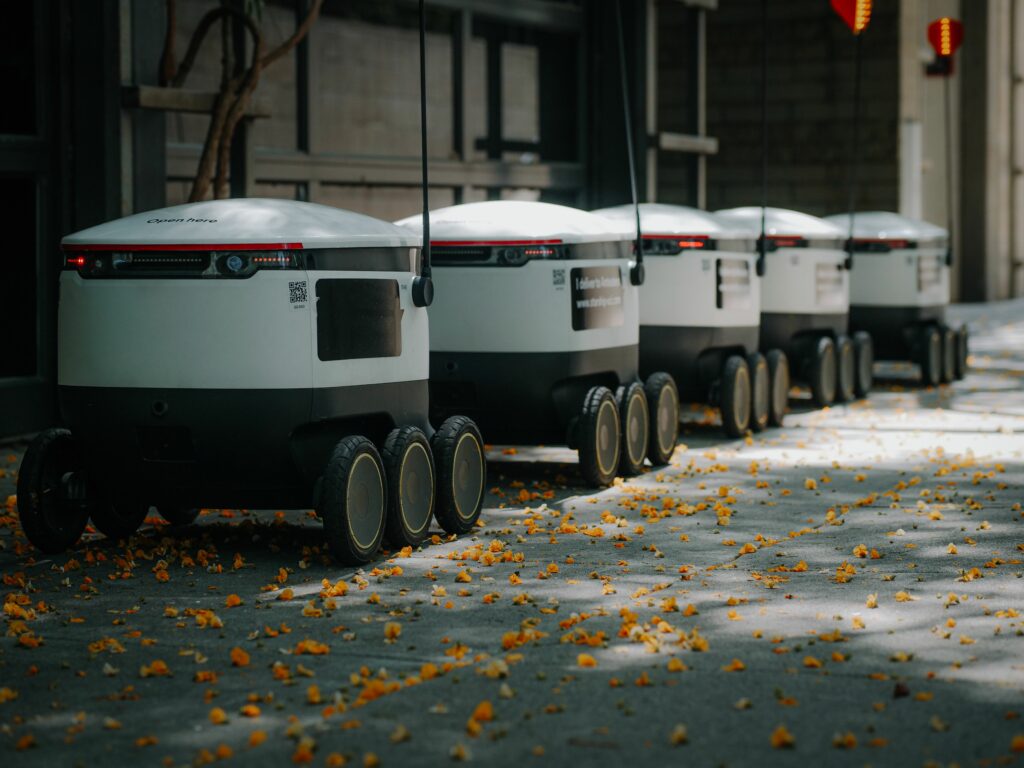 Pensionară de 78 de ani, încătușată deoarece a blocat un robot de livrare