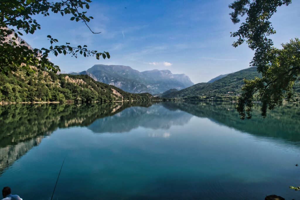 Castelul care iese din apă. O iluzie optică atrage numeroși turiști pe malul unui lac