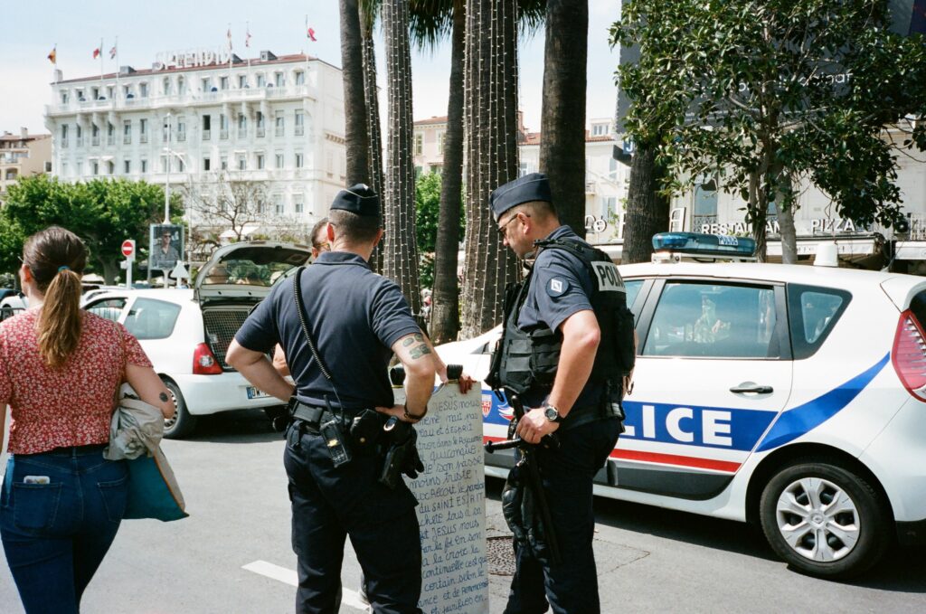 O pensionară de 93 de ani din Franța a fost violată și strangulată de un imigrant / Agresorul a adormit peste victimă