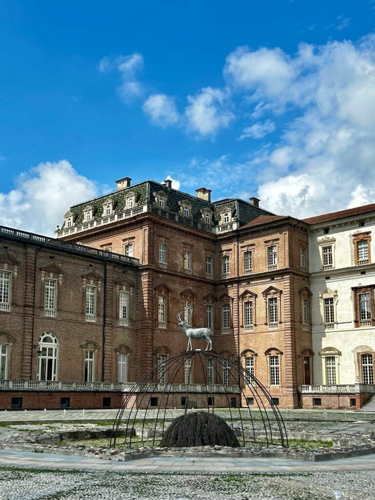 Jaf incredibil în Italia. Hoții au reușit să intre într-un palat regal plin de sisteme de alarmă, camere și paznici înarmați