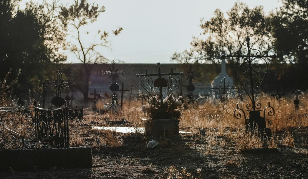 Saci cu oseminte descoperiți într-un cimitir din Slatina. Anterior, primarul a vorbit despre cadavre din perioada COVID