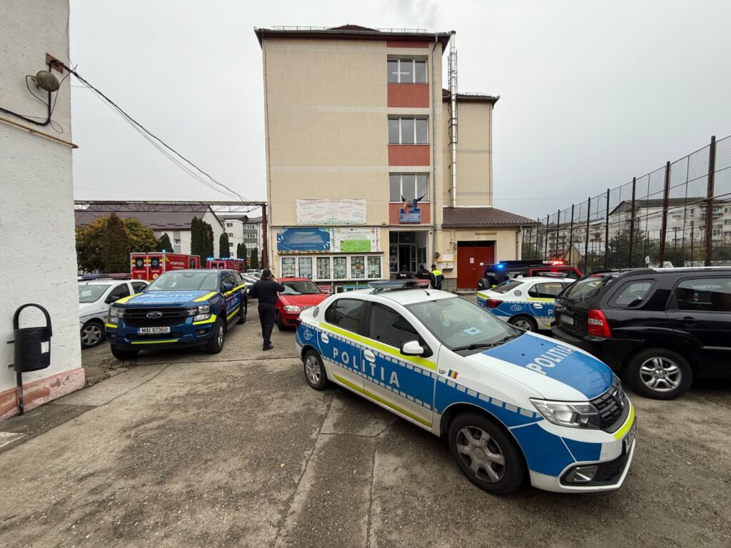 Violent incident at a school in Bistrița. A student attacked a teacher and a classmate with a knife