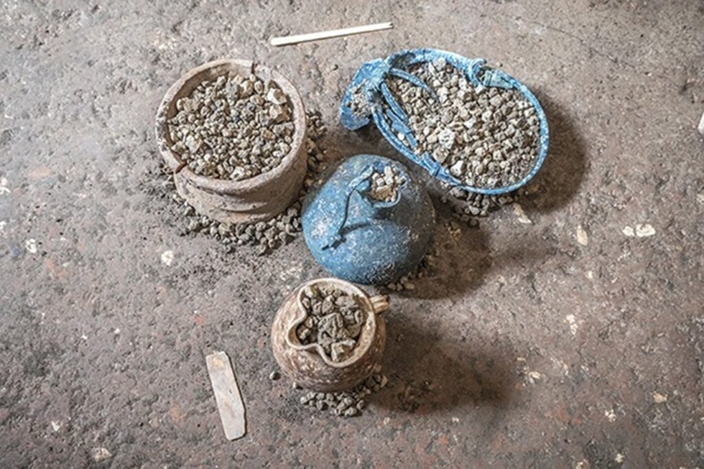 Dulapul unei femei din Pompei, găsit după aproape 2.000 de ani: farduri, bijuterii și 38 de monede