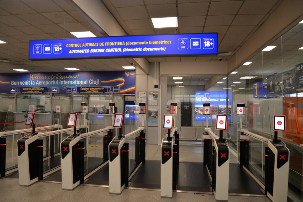 12 porți automate de control al frontierei, instalate pe Aeroportul Cluj. Investiția depășește 12 milioane de lei