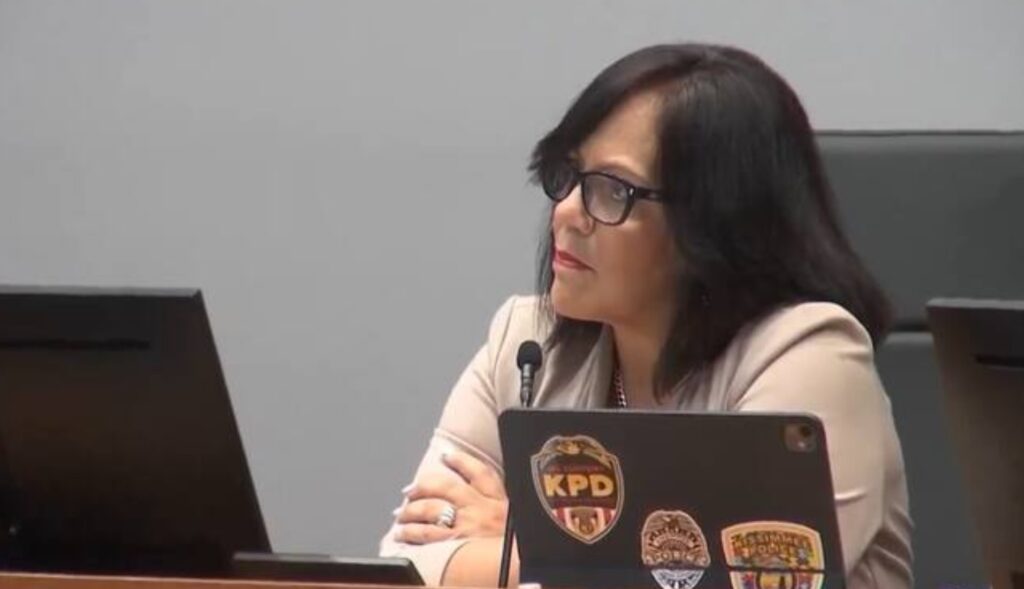 O primăriță din SUA, arestată și acuzată de furt și fraudă cu fonduri pentru pandemie. Ce au descoperit anchetatorii despre afacerile familiei sale