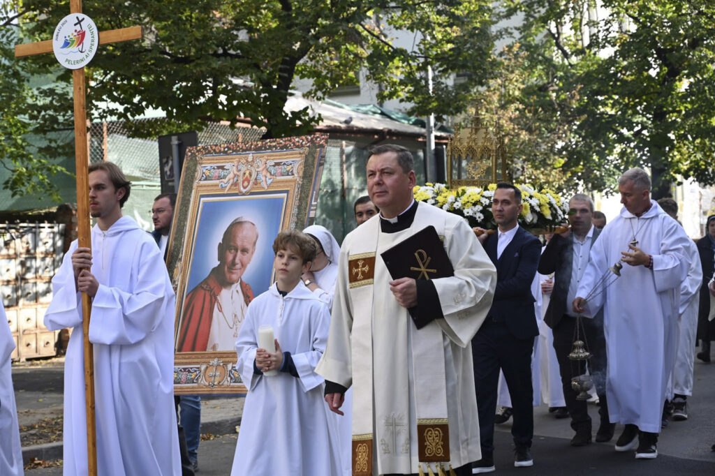 Procesiune Emoționantă pentru Papa Ioan Paul al II-lea în București