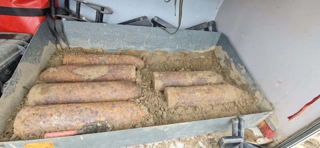 Șase proiectile explozive de 150 mm, descoperite pe traseul Autostrăzii A8, în județul Iași