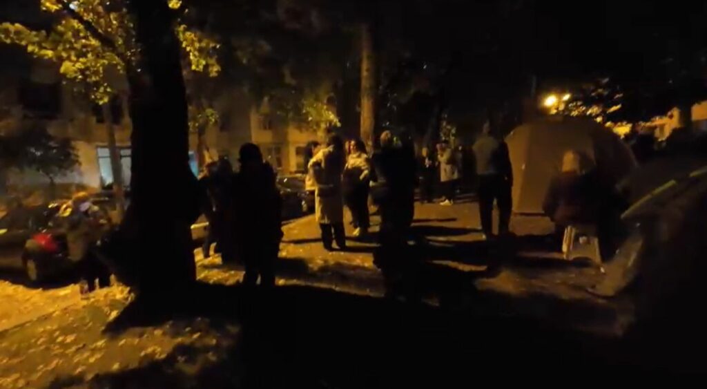 Susținătorii lui Călin Georgescu continuă protestul la Arestul Central. Și-au amenajat o zonă cu mâncare și băuturi calde