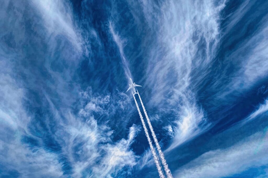 Poluarea produsă de avioane își crește toxicitatea în atmosferă. Cum ne este afectată sănătatea